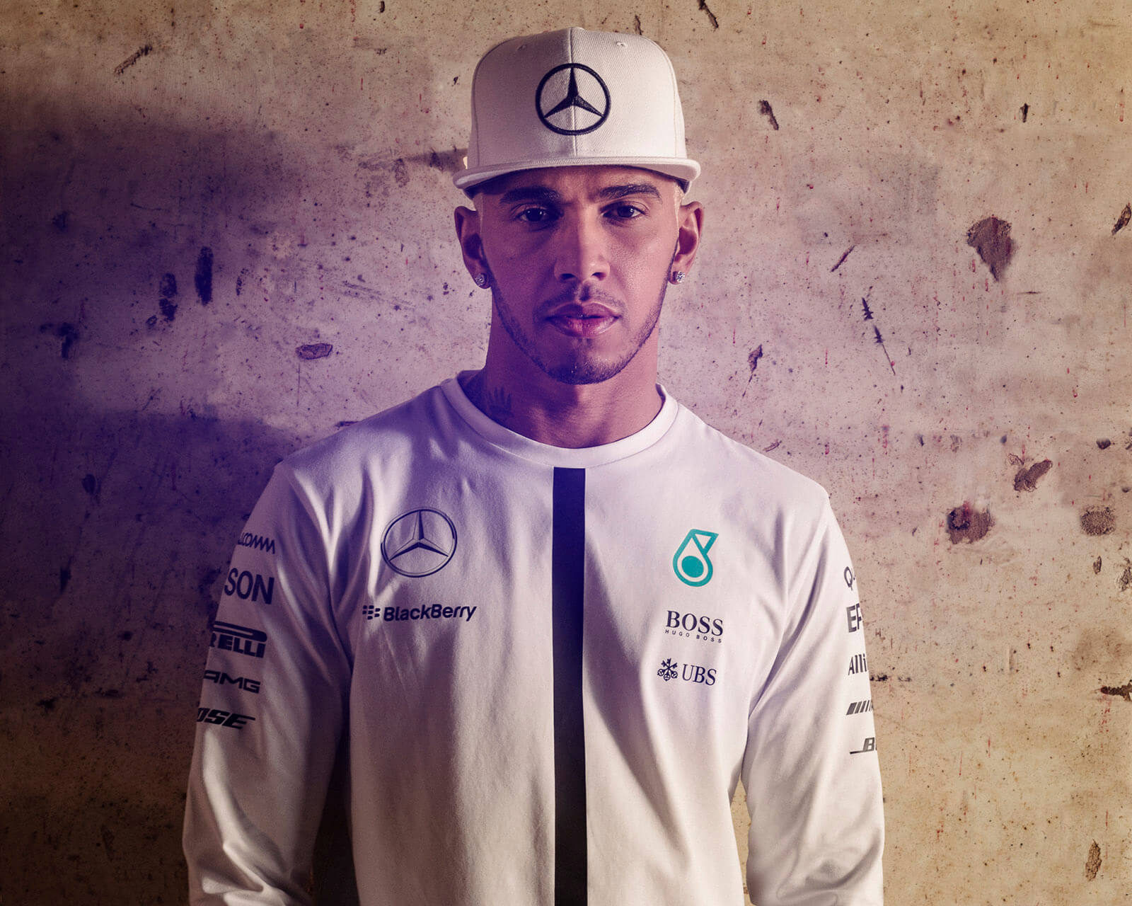 Head/torso, Lewis Hamilton, concrete wall, in sportswear 