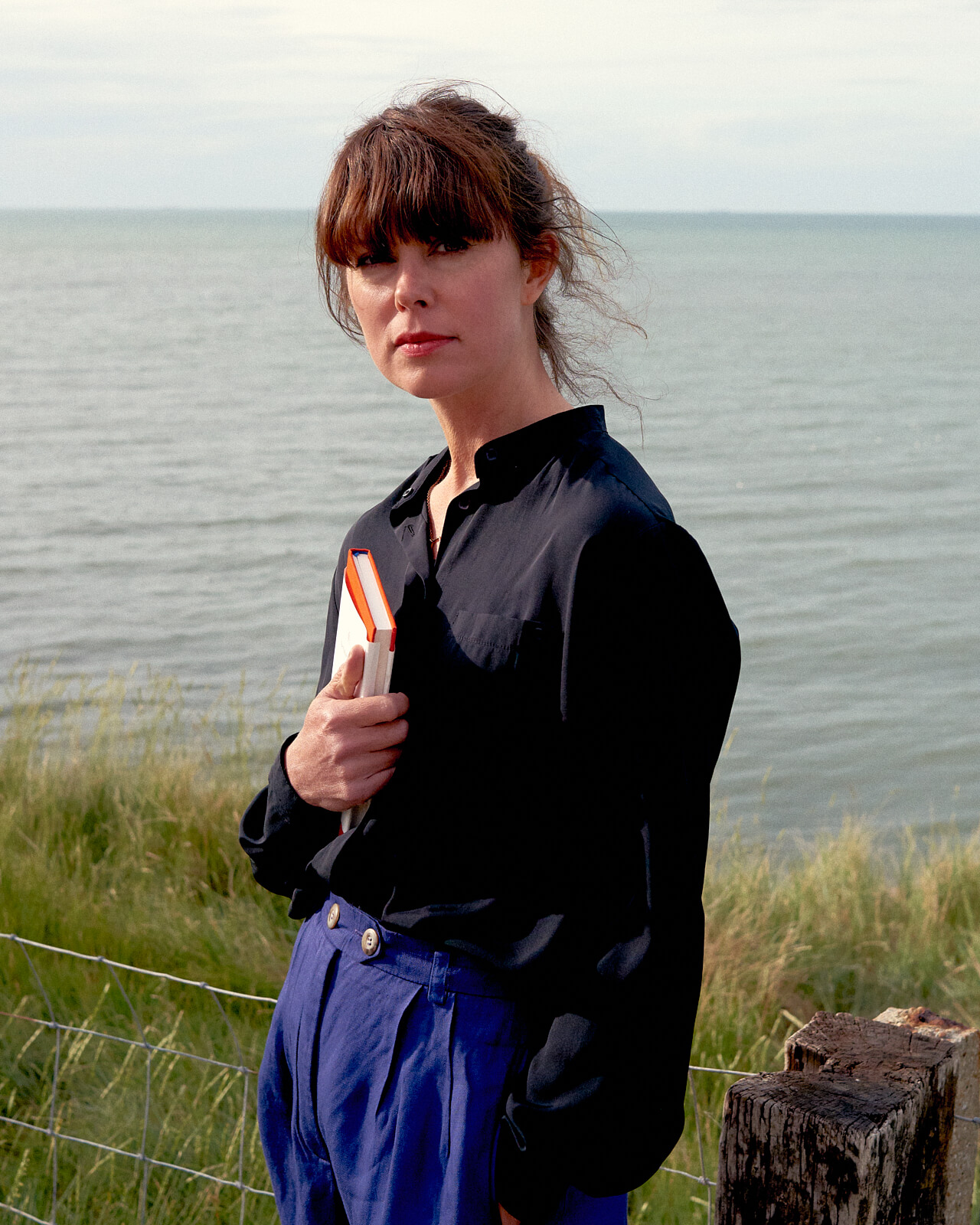 Lifestyle photographer woman by sea