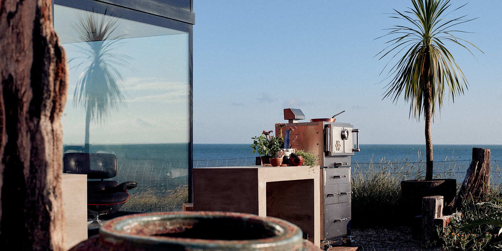 Lifestyle photographer oven by sea