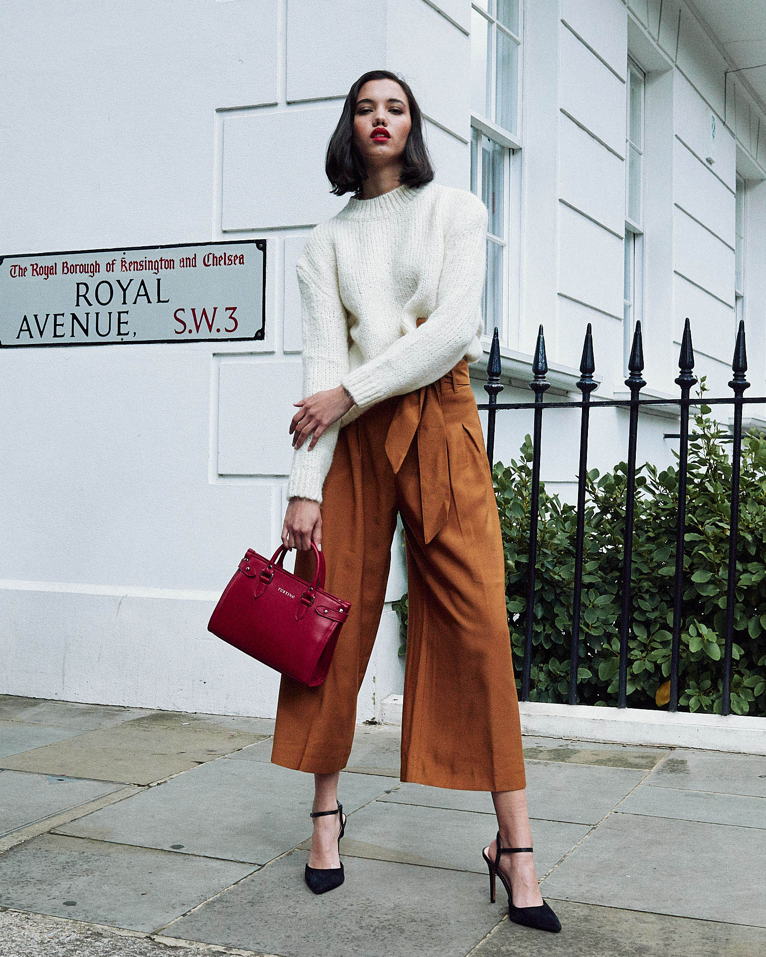 woman with leather bag by lifestyle photographer Tim Cole 