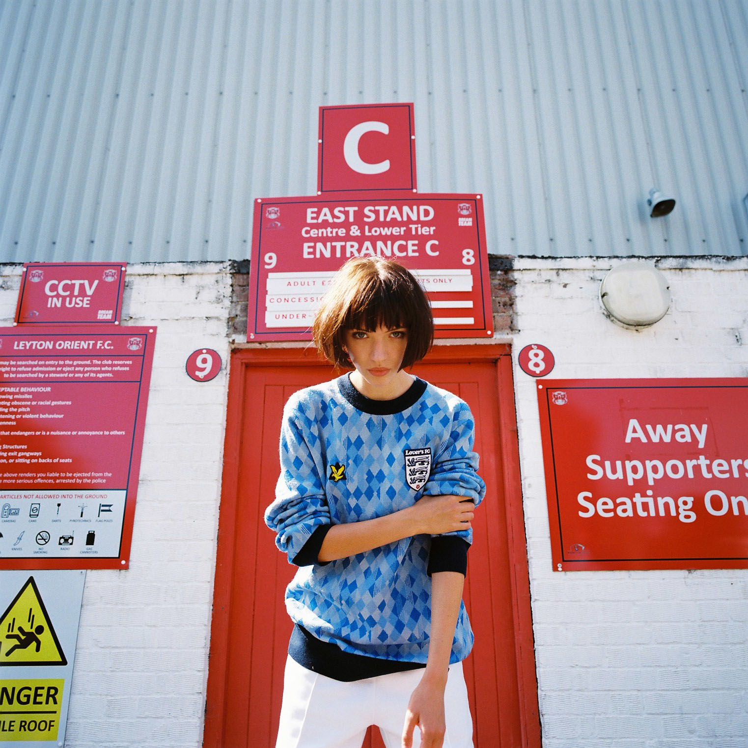 Girl inl ground by lifestyle photographer Tim Cole 