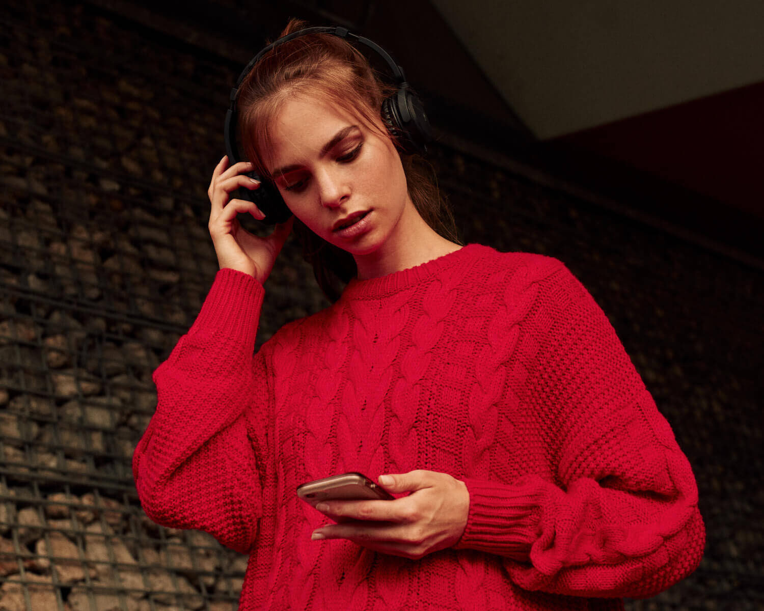  Lifestyle photographer Tim Cole shoots girl in red jumper