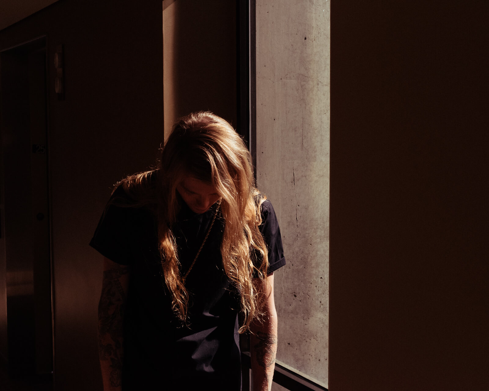  Lifestyle photographer Tim Cole shoots man in dark hotel